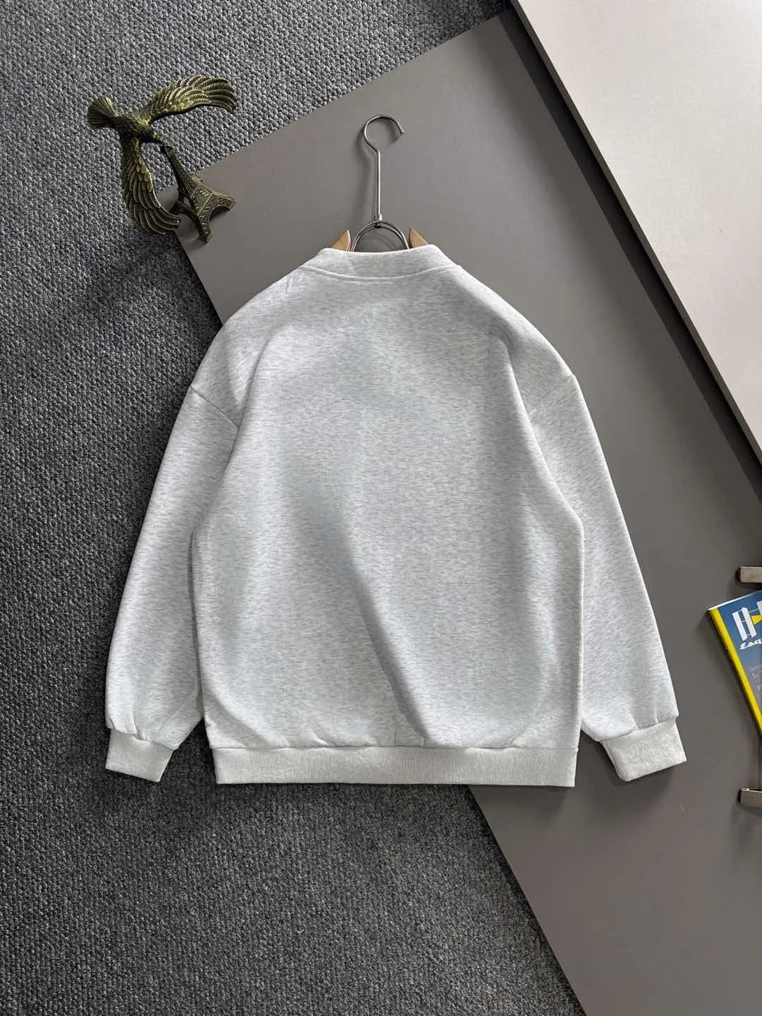 P360 Big Goose 2025 long-sleeved round neck sweatshirt for men and women, same style for many celebrities, top original version, feel free to compare 🆚The fabric is custom-dyed and lightly sprayed and distressed, the fabric, material, and details are consistent with the original, using special cotton and linen fabrics. The cost of the fabric is extremely expensive. It is twice as expensive as pure cotton material, no expense is spared just to do better. Three standards are complete. The comparison between non-market products and my fabrics is very different, only the top version! Size: M-5XL